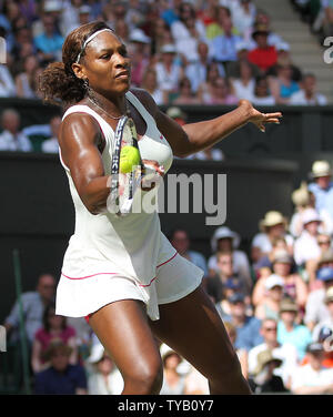 Amerikanische Serena Williams spielt eine Vorhand in Ihrem Gesamtwettbewerbs Sieg über Chinas Na Li an der Wimbledon Championships in Wimbledon am 29. Juni 2010. Williams schlagen Li 7-5, 6-3. UPI/Hugo Philpott Stockfoto