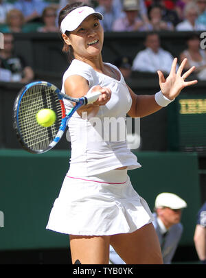 China's Na Li spielt eine Vorhand in Ihr viertelfinalspiel mit amerikanischen Serena Williams bei den Wimbledon Championships in Wimbledon am 29. Juni 2010. Williams schlagen Li 7-5, 6-3. UPI/Hugo Philpott Stockfoto