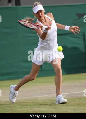 Russische Anna Kournikova spielt eine Vorhand in Ihrer Einladungs Match mit Partner Schweizer Martina Hingis im Wimbledon Championships in Wimbledon am 29. Juni 2010. UPI/Hugo Philpott Stockfoto