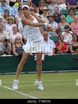 Russische Anna Kournikova spielt eine Rückhand in Ihrer Einladungs Match mit Partner Schweizer Martina Hingis im Wimbledon Championships in Wimbledon am 29. Juni 2010. UPI/Hugo Philpott Stockfoto