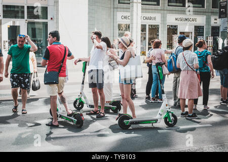 Berlin, Deutschland - Juni, 2019: Touristische Gruppe reiten Elektroroller, e-Scooter Escooter oder auf der Straße in Berlin, Deutschland Stockfoto