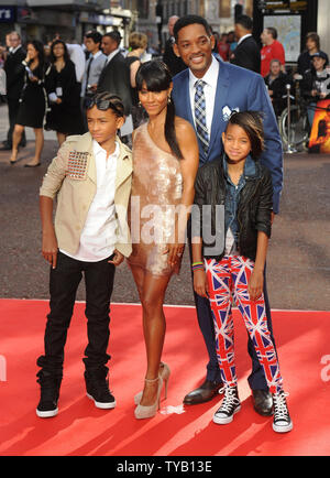 Amerikanische Schauspieler Jaden Smith, Will Smith, Schauspielerinnen Jada Pinkett Smith und Willow Smith die Premiere von "Karate Kid" im Odeon, Leicester Square in London am 15. Juli 2010 sorgen. UPI/Rune Hellestad Stockfoto