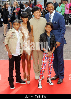 Amerikanische Schauspieler Jaden Smith, Will Smith, Schauspielerinnen, Jada Pinkett Smith, Willow Smith und Hong Kong Schauspieler Jackie Chan die Premiere von "Karate Kid" im Odeon, Leicester Square in London am 15. Juli 2010 sorgen. UPI/Rune Hellestad Stockfoto