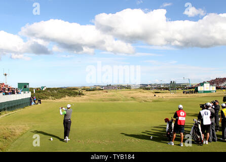 American Tiger Wood Antriebe auf der 9-T-Stück am zweiten Tag der offenen Meisterschaft in St. Andrews, Schottland am 16. Juli 2010. UPI/Hugo Philpott Stockfoto