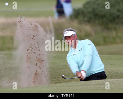 Nordirlands Darren Clarke schlägt aus einem Bunker auf das 14. Loch am dritten Tag der offenen Meisterschaft in St. Andrews, Schottland am 17. Juli 2010. UPI/Hugo Philpott Stockfoto