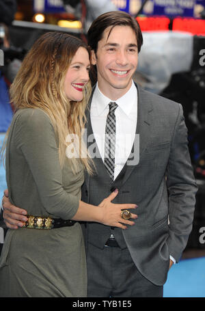 Die amerikanische Schauspielerin Drew Barrymore und Schauspieler Justin lang nehmen an der Uraufführung von "Der Ferne" bei Vue, Leicester Square in London am 19. August 2010. UPI/Rune Hellestad Stockfoto