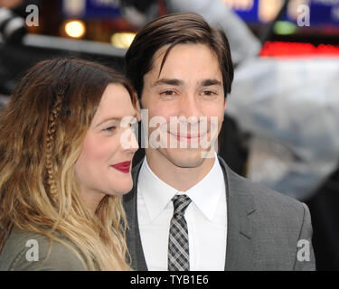 Die amerikanische Schauspielerin Drew Barrymore und Schauspieler Justin lang nehmen an der Uraufführung von "Der Ferne" bei Vue, Leicester Square in London am 19. August 2010. UPI/Rune Hellestad Stockfoto