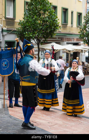 Straßenmusikanten in der Calle Gascona, Oviedo, Spanien Stockfoto