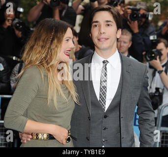 Die amerikanische Schauspielerin Drew Barrymore und Schauspieler Justin lang nehmen an der Uraufführung von "Der Ferne" bei Vue, Leicester Square in London am 19. August 2010. UPI/Rune Hellestad Stockfoto