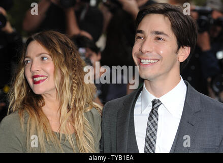 Die amerikanische Schauspielerin Drew Barrymore und Schauspieler Justin lang nehmen an der Uraufführung von "Der Ferne" bei Vue, Leicester Square in London am 19. August 2010. UPI/Rune Hellestad Stockfoto