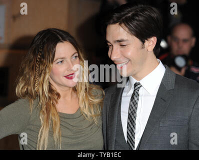 Die amerikanische Schauspielerin Drew Barrymore und Schauspieler Justin lang nehmen an der Uraufführung von "Der Ferne" bei Vue, Leicester Square in London am 19. August 2010. UPI/Rune Hellestad Stockfoto