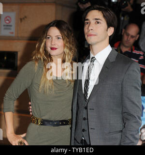 Die amerikanische Schauspielerin Drew Barrymore und Schauspieler Justin lang nehmen an der Uraufführung von "Der Ferne" bei Vue, Leicester Square in London am 19. August 2010. UPI/Rune Hellestad Stockfoto