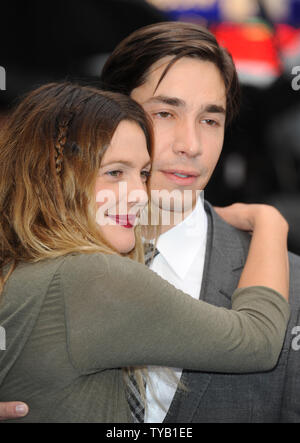 Die amerikanische Schauspielerin Drew Barrymore und Schauspieler Justin lang nehmen an der Uraufführung von "Der Ferne" bei Vue, Leicester Square in London am 19. August 2010. UPI/Rune Hellestad Stockfoto