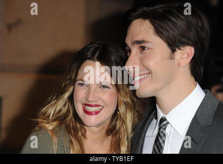 Die amerikanische Schauspielerin Drew Barrymore und Schauspieler Justin lang nehmen an der Uraufführung von "Der Ferne" bei Vue, Leicester Square in London am 19. August 2010. UPI/Rune Hellestad Stockfoto