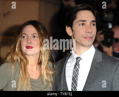 Die amerikanische Schauspielerin Drew Barrymore und Schauspieler Justin lang nehmen an der Uraufführung von "Der Ferne" bei Vue, Leicester Square in London am 19. August 2010. UPI/Rune Hellestad Stockfoto