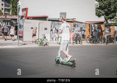 Berlin, Deutschland - Juni, 2019: Der junge Mann, Elektroroller, e-Scooter Escooter oder auf der Straße in Berlin, Deutschland Stockfoto