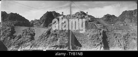 Panorama der Canyon Rim über Hoover damsite auf der Nevada Seite. Von links nach rechts sind zu sehen: Der Turm für 150 Tonnen Seilbahn, hohe betonmischanlagen sechs Unternehmen "Pflanze, Seilbahn, die über damsite, Seilbahn, die über Einlass Türme und abflußkanäle. Im Vordergrund stehen gesehen, von Links nach Rechts: riprap Beibehaltung füllen über Mischanlage Schlucht, Upper abutment Ausgrabung, obere Aufnahme Türme Ausgrabung.; Umfang und Inhalt: Foto aus Band 2 einer Reihe von Fotoalben dokumentiert den Bau des Hoover Dam, Boulder City, Nevada. Stockfoto