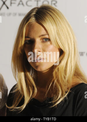 Britische Schauspielerin/designer Sienna Miller besucht' 20 8 Zwölf 'Frühjahr/Sommer Catwalk Show auf der Fashion Week in London am 18. September 2010. UPI/Rune Hellestad Stockfoto