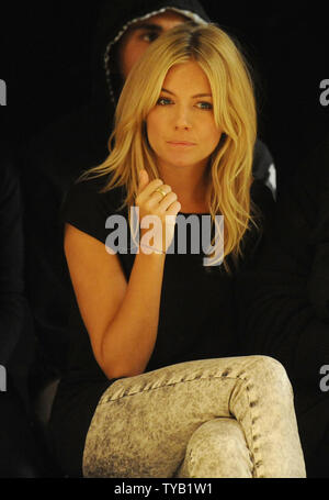 Britische Schauspielerin/designer Sienna Miller besucht' 20 8 Zwölf 'Frühjahr/Sommer Catwalk Show auf der Fashion Week in London am 18. September 2010. UPI/Rune Hellestad Stockfoto