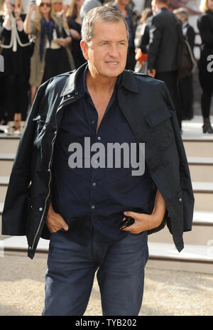 Peruanische Fotograf Mario Testino besucht "Burberry" Frühjahr/Sommer Catwalk Show auf der Fashion Week in London am 21. September 2010. UPI/Rune Hellestad Stockfoto