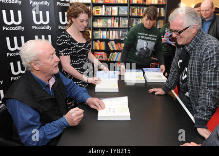 Der britische Schauspieler Sir Michael Caine besucht eine Unterzeichnung der seine Autobiographie "Die Elefanten in Hollywood" Unter Waterstones.com/ebooks, Piccadilly in London am 30. September 2010. UPI/Rune Hellestad Stockfoto