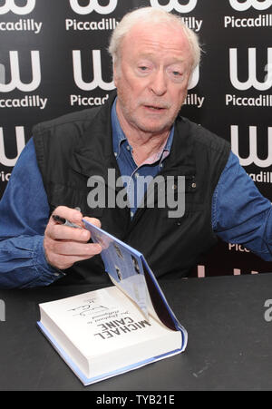 Der britische Schauspieler Sir Michael Caine besucht eine Unterzeichnung der seine Autobiographie "Die Elefanten in Hollywood" Unter Waterstones.com/ebooks, Piccadilly in London am 30. September 2010. UPI/Rune Hellestad Stockfoto