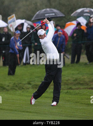 Das Team Europa Ian Poulter spielt eine Fahrrinne Schuß im schweren Regen auf der zweiten Bohrung des ersten Tages der Ryder Schale 2010 im Celtic Manor Resort in Newport, Wales am 01. Oktober 2010. UPI/Hugo Philpott Stockfoto