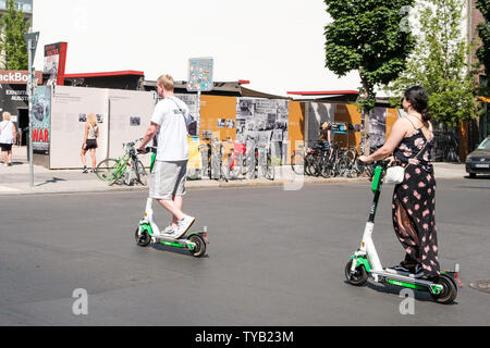 Berlin, Deutschland - Juni, 2019: Mann und Frau auf Elektroroller, e-Scooter Escooter oder auf der Straße in Berlin, Deutschland Stockfoto