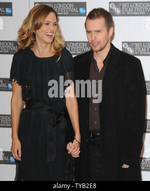 Die amerikanische Schauspielerin Hilary Swank und Schauspieler Sam Rockwell besuchen Sie ein Foto für 'Überzeugung' bei Vue, Leicester Square in London am 15. Oktober 2010. UPI/Rune Hellestad Stockfoto