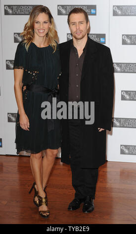 Die amerikanische Schauspielerin Hilary Swank und Schauspieler Sam Rockwell besuchen Sie ein Foto für 'Überzeugung' bei Vue, Leicester Square in London am 15. Oktober 2010. UPI/Rune Hellestad Stockfoto