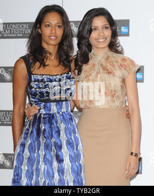 Indische Schauspielerin Frieda Pinto und palästinensischen Schriftsteller Rula Jebreal ein Foto für mich iral' bei Vue, Leicester Square in London am 18. Oktober 2010 teilnehmen. UPI/Rune Hellestad Stockfoto