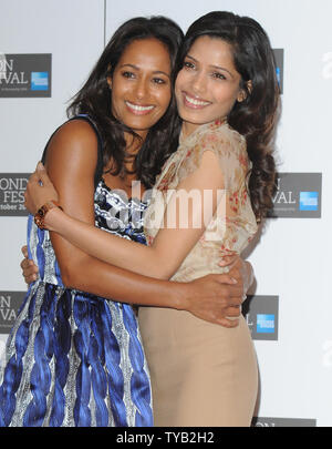 Indische Schauspielerin Frieda Pinto und palästinensischen Schriftsteller Rula Jebreal ein Foto für mich iral' bei Vue, Leicester Square in London am 18. Oktober 2010 teilnehmen. UPI/Rune Hellestad Stockfoto