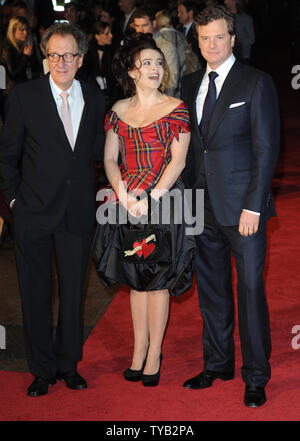 Australische Schauspieler Geoffrey Rush, britische Schauspielerin Helena Bonham-Carter und der britische Schauspieler Colin Firth Besuchen die Premiere von 'King's Speech' im Odeon, Leicester Square in London am 21. Oktober 2010. UPI/Rune Hellestad Stockfoto