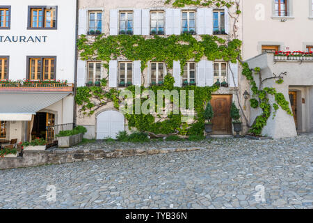 Gruyeres, VD/Schweiz - vom 31. Mai 2019: Die historischen mittelalterlichen Dorf von Bulle in der Westschweiz mit dem Dorfplatz und das typische seine Stockfoto