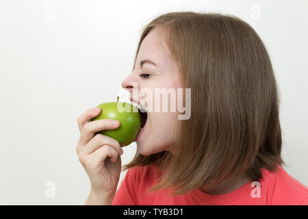 Portrait der kaukasischen Frau Mädchen beißen Green Apple. Gesunder Lebensstil, Obst vegetarische Ernährung. Stockfoto