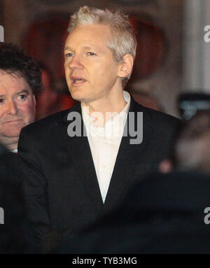 WikiLeaks Gründer Julian Assange spricht mit den Medien der Welt außerhalb der Royal Courts of Justice, nachdem er durch ein britischer Richter in London am 16. Dezember 2010 gerettet werden. UPI/Hugo Philpott Stockfoto