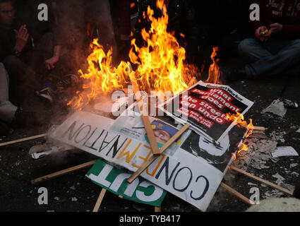 Studenten brennen politische Plakate während eines Protestes in Westminster gegen die Koalition Entscheidung zu Studiengebühren steigen um bis zu £ 9.000,00 pro Jahr in London am 29. Januar 2011. Studentenproteste gegen den Gesetzentwurf im ganzen Land aufgetreten. UPI/Hugo Philpott Stockfoto