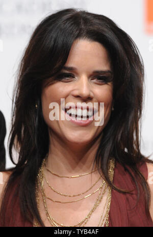 Die amerikanische Schauspielerin Neve Campbell sorgt sich die Presse auf die "Orange British Academy Film Awards" am Royal Opera House in London am 13. Februar 2011. UPI/Rune Hellestad Stockfoto