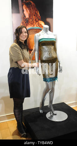 Der britische Designer Charlotte Todd besucht eine "Leidenschaft für Fashion Auktion "Foto mit dem Sehen durch Kleid Kate Middleton trug auf dem Laufsteg in der St. Andrew's University liebe Mode Show im Jahr 2002 im La Galleria, Royal Arcade in London am 16. März 2011. UPI/Rune Hellestad Stockfoto