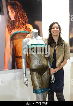 Der britische Designer Charlotte Todd besucht eine "Leidenschaft für Fashion Auktion "Foto mit dem Sehen durch Kleid Kate Middleton trug auf dem Laufsteg in der St. Andrew's University liebe Mode Show im Jahr 2002 im La Galleria, Royal Arcade in London am 16. März 2011. UPI/Rune Hellestad Stockfoto