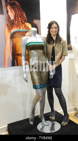 Der britische Designer Charlotte Todd besucht eine "Leidenschaft für Fashion Auktion "Foto mit dem Sehen durch Kleid Kate Middleton trug auf dem Laufsteg in der St. Andrew's University liebe Mode Show im Jahr 2002 im La Galleria, Royal Arcade in London am 16. März 2011. UPI/Rune Hellestad Stockfoto