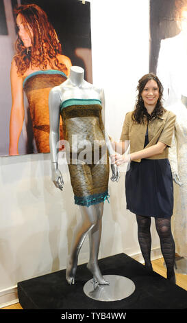 Der britische Designer Charlotte Todd besucht eine "Leidenschaft für Fashion Auktion "Foto mit dem Sehen durch Kleid Kate Middleton trug auf dem Laufsteg in der St. Andrew's University liebe Mode Show im Jahr 2002 im La Galleria, Royal Arcade in London am 16. März 2011. UPI/Rune Hellestad Stockfoto