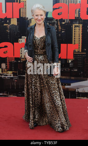 Britische Schauspielerin Helen Mirren besucht die Premiere von "Arthur" im Cineworld, O2-Arena in London am 19. April 2011. UPI/Rune Hellestad Stockfoto