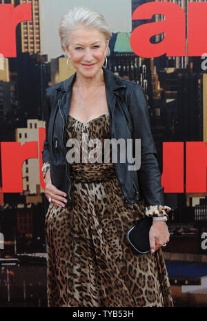 Britische Schauspielerin Helen Mirren besucht die Premiere von "Arthur" im Cineworld, O2-Arena in London am 19. April 2011. UPI/Rune Hellestad Stockfoto