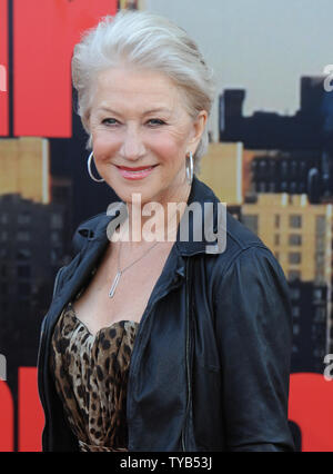 Britische Schauspielerin Helen Mirren besucht die Premiere von "Arthur" im Cineworld, O2-Arena in London am 19. April 2011. UPI/Rune Hellestad Stockfoto