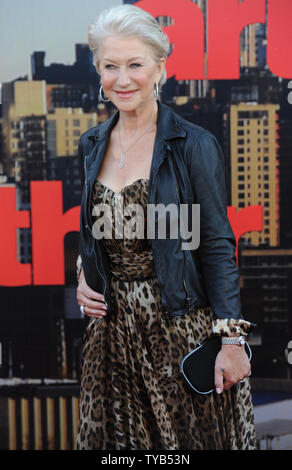 Britische Schauspielerin Helen Mirren besucht die Premiere von "Arthur" im Cineworld, O2-Arena in London am 19. April 2011. UPI/Rune Hellestad Stockfoto