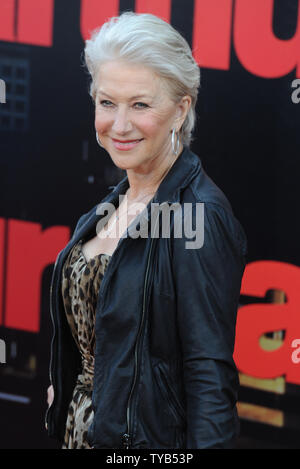 Britische Schauspielerin Helen Mirren besucht die Premiere von "Arthur" im Cineworld, O2-Arena in London am 19. April 2011. UPI/Rune Hellestad Stockfoto