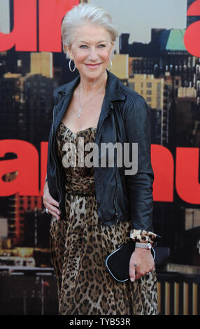 Britische Schauspielerin Helen Mirren besucht die Premiere von "Arthur" im Cineworld, O2-Arena in London am 19. April 2011. UPI/Rune Hellestad Stockfoto