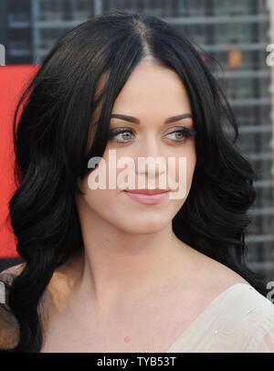 Us-Sängerin Katy Perry besucht die Premiere von "Arthur" im Cineworld, O2-Arena in London am 19. April 2011. UPI/Rune Hellestad Stockfoto