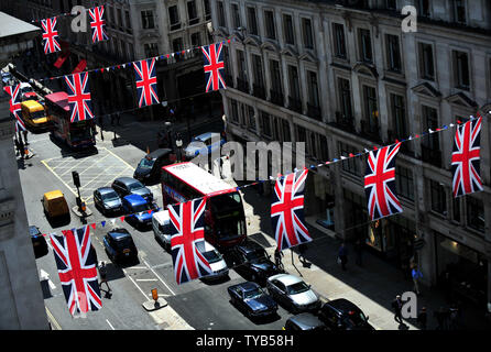 In der Regent Street gesehen mit Union Jacks zwei Tage vor der königlichen Hochzeit von Prinz William und Kate Middleton, in London, 27. April 2011 eingerichtet. UPI/Kevin Dietsch Stockfoto